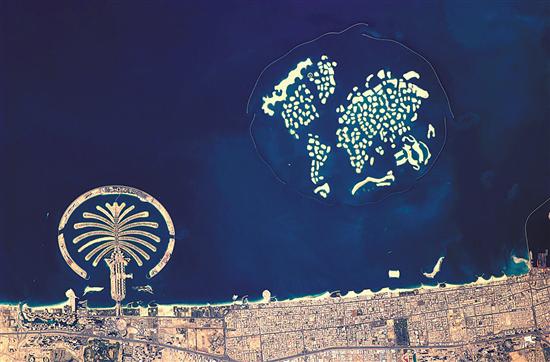 从国际空间站拍摄的阿拉伯联合酋长国迪拜人造群岛——世界群岛（右）与棕榈岛。为建这两座人造岛，耗尽了迪拜所有海沙资源，还造成巨大环境危害